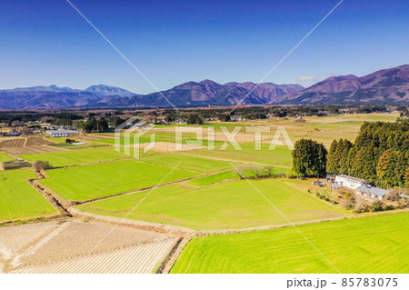 快晴の那須高原と那須連山、ドローン撮影、草原の続く那須高原、那須高原の牧草地 85783075