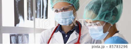 Protective face mask on worker 85783296