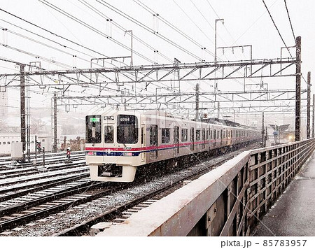 雪　11月の雪　電車　線路　架線　駅 85783957