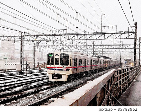 雪　11月の雪　電車　線路　架線　駅 85783962