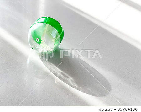 転がった緑色の丸いカプセルと自然光 転がった緑色の丸いカプセルと自然光 85784180