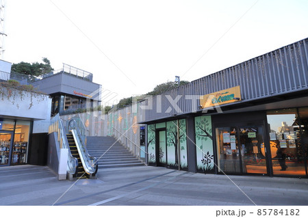 東京スカイツリー　押上サイド2階の店舗と上がりエスカレーター 85784182