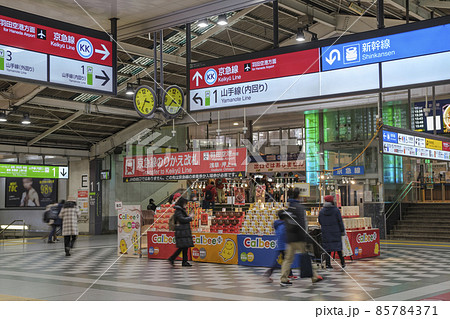 品川駅構内　京急線の乗り換え改札前　東京都港区 85784371