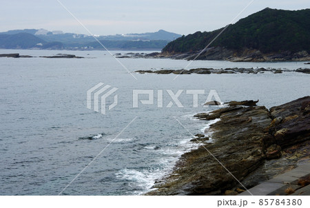 南紀白浜付近の奇形波蝕痕の海岸線 85784380