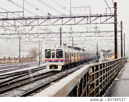 雪　11月の雪　電車　線路　架線　駅 85784537