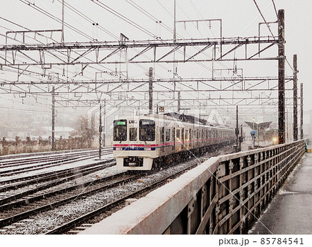 雪　11月の雪　電車　線路　架線　駅 85784541