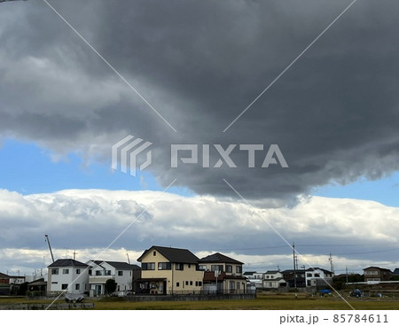 暗雲垂れ込める 暗雲垂れ込める 85784611