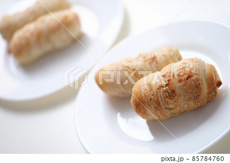 Puff crispy rolls on a white plate, close-up Puff crispy rolls on a white plate, close-up 85784760