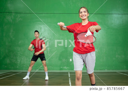 Female badminton players serving when starting to play badminton 85785667