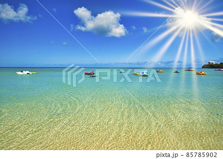 タモン湾の美しいサンゴ礁の海 85785902