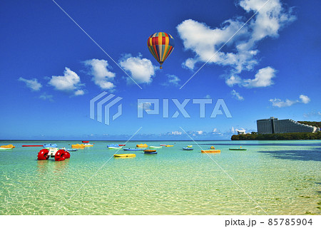 タモン湾の美しいサンゴ礁の海 85785904