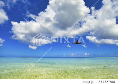 タモン湾の美しいサンゴ礁の海 85785908