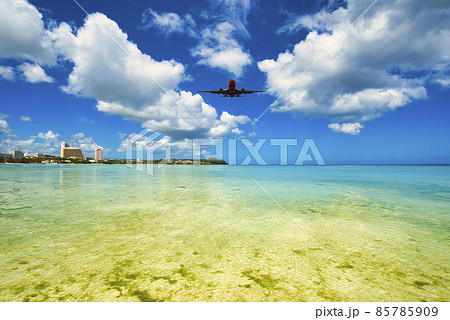 タモン湾の美しいサンゴ礁の海 85785909