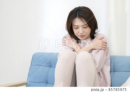 冷え性の女性　悪寒　体調不良 85785975