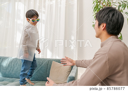 男の子の戦いごっこ 男の子の戦いごっこ 85786077