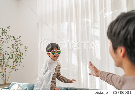 男の子の戦いごっこ 85786081