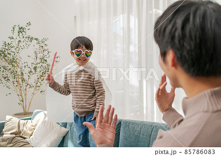 男の子の戦いごっこ 男の子の戦いごっこ 85786083