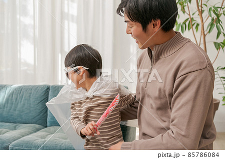 男の子の戦いごっこ 男の子の戦いごっこ 85786084