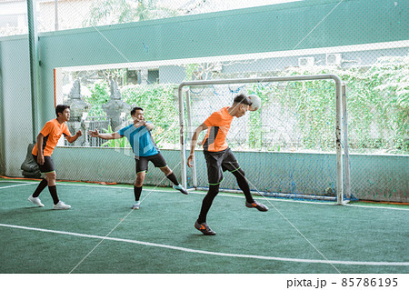 a player heads the ball when scoring a goal 85786195