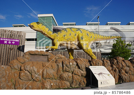 福井駅と恐竜モニュメント 85786486