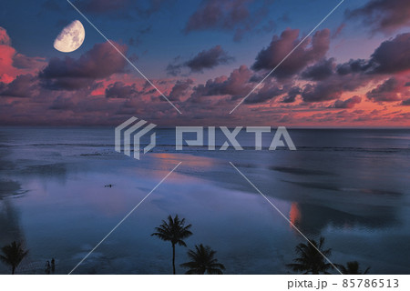 タモン湾の美しい月の風景 タモン湾の美しい月の風景 85786513
