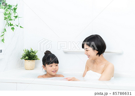 入浴中の親子（母子） 85786631