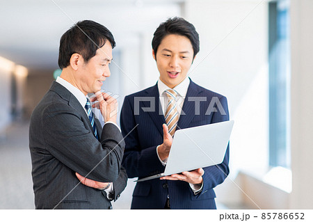 オフィスで調整するビジネスマン 撮影協力「LINK FOREST」 オフィスで調整するビジネスマン 撮影協力「LINK FOREST」 85786652