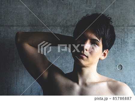 健康的な男性セミヌード 85786887