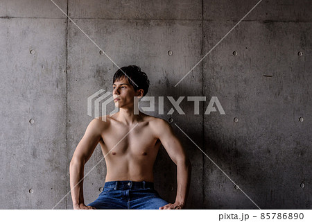 健康的な男性セミヌード 85786890