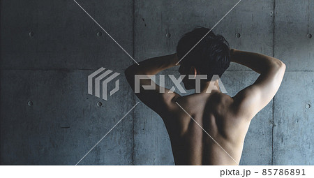 健康的な男性セミヌード 85786891