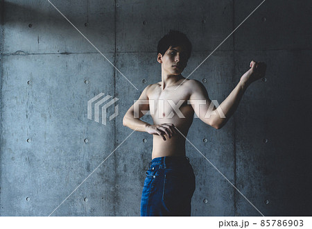 健康的な男性セミヌード 健康的な男性セミヌード 85786903