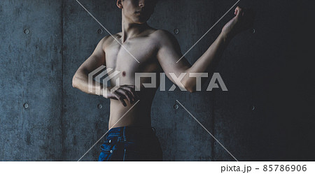 健康的な男性セミヌード 85786906