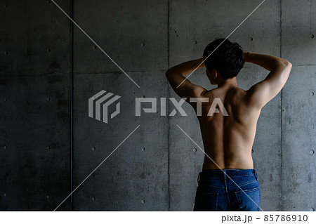 健康的な男性セミヌード 85786910