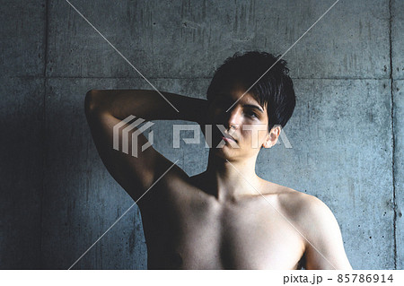 健康的な男性セミヌード 85786914
