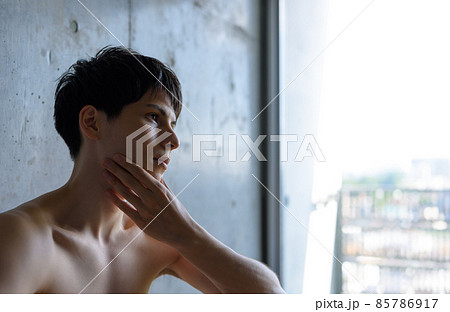 健康的な男性セミヌード 85786917