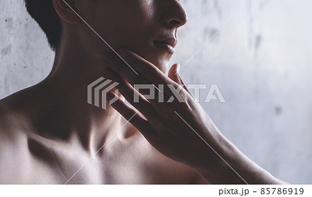 健康的な男性セミヌード 85786919