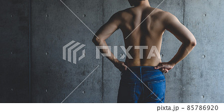 健康的な男性セミヌード 85786920