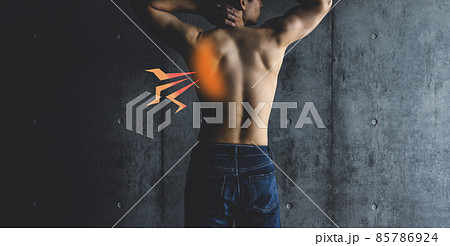 健康的な男性セミヌード 85786924