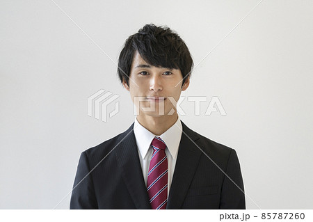 カメラ目線のスーツを着た若い男性　ポートレート 85787260
