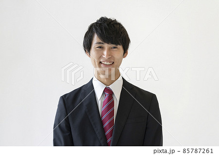 カメラ目線のスーツを着た若い男性 ポートレート カメラ目線のスーツを着た若い男性 ポートレート 85787261