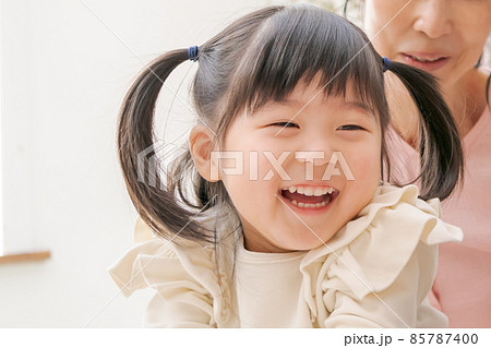 おばあちゃんと3歳の孫娘 おばあちゃんと3歳の孫娘 85787400