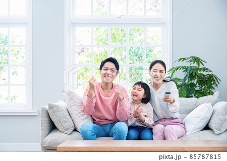 家族で一緒にテレビ鑑賞 家族で一緒にテレビ鑑賞 85787815