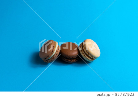 Colorful cake macaron or macaroon on blue background. Flat lay, top view, copy space 85787922