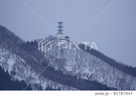 冬の森山 山の上の鐘付堂と電波塔 (秋田県五城目町の森山) 冬の森山 山の上の鐘付堂と電波塔 (秋田県五城目町の森山) 85787943