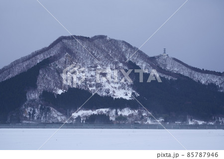 冬の森山　山の上の鐘付堂と電波塔　(秋田県五城目町の森山) 85787946