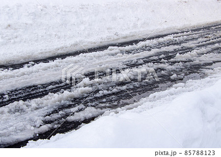 積雪のある道路。 積雪のある道路。 85788123