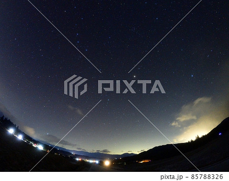 北杜市白州町、夜空に北斗七星から延びる春の大曲線・春の大三角 85788326