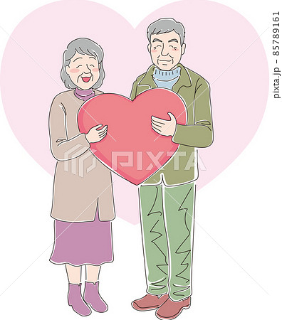 ハートを持った笑顔の老夫婦 ハートを持った笑顔の老夫婦 85789161