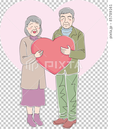 ハートを持った笑顔の老夫婦 ハートを持った笑顔の老夫婦 85789161