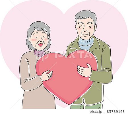 ハートを持った笑顔の老夫婦 85789163